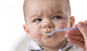 Hati-hati Memberi Makan Bayi Sebelum Usia 6 Bulan